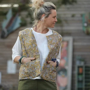 Gilet Basile matelassé en double gaze de fleurs ocrées